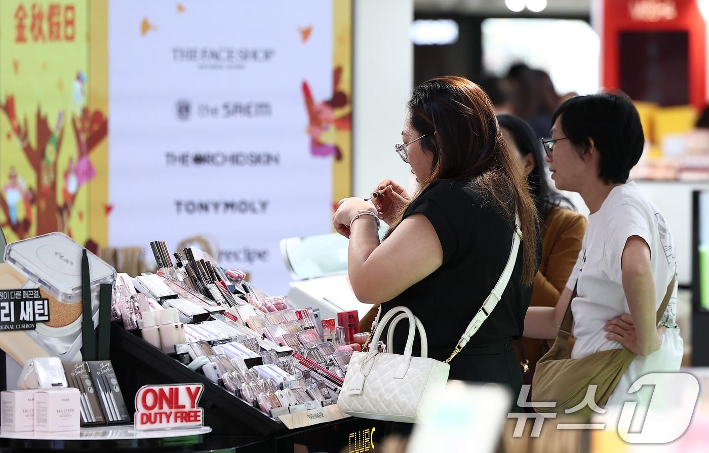 지난 9월 서울의 한 면세점에서 외국인 관광객들이 상품을 둘러보고 있다.  2025.9.29/뉴스1 ⓒ News1 김성진 기자