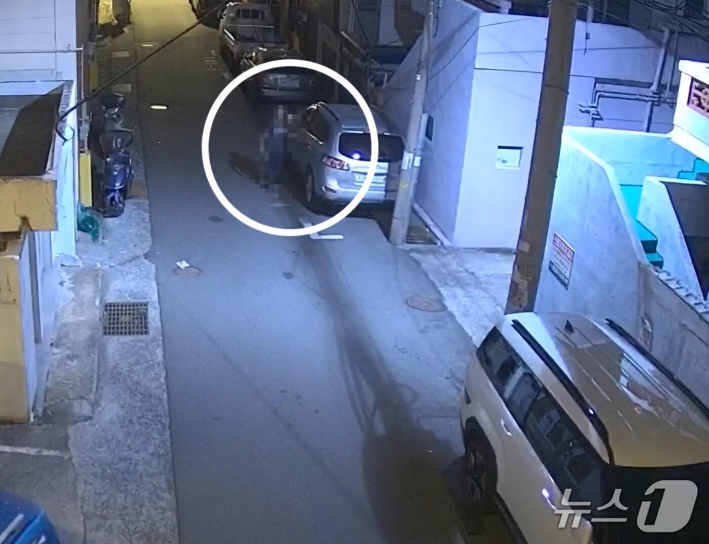 본문 이미지 - 지난 29일 울산 중구의 한 골목길에서 한 남성이 주차된 차량에서 금품 절도를 시도하고 있다. (울산 중구 제공. 재판매 및 DB금지)/뉴스1