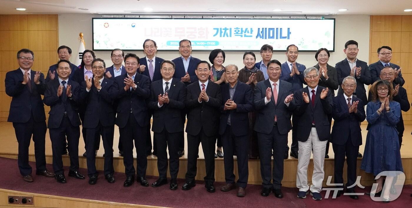 앞줄 왼쪽 4번째부터 김성원 국회의원, 김인호 산림청장, 주호영 국회의원, 정희용 국회의원. (산림청 제공.재판매 및 DB 금지)/뉴스1