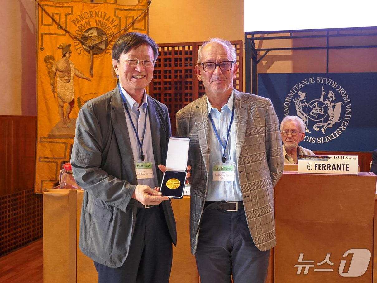 본문 이미지 -  남창희 교수&#40;왼쪽&#41;가 &#39;ISUILS 메달&#39;을 수상한 뒤 ISUILS 학회 공동의장인 Phillipe Martin박사와 함께 기념사진을 촬영하고 있다. &#40;지스트 제공, 재판매 및 DB 금지&#41;/뉴스1
