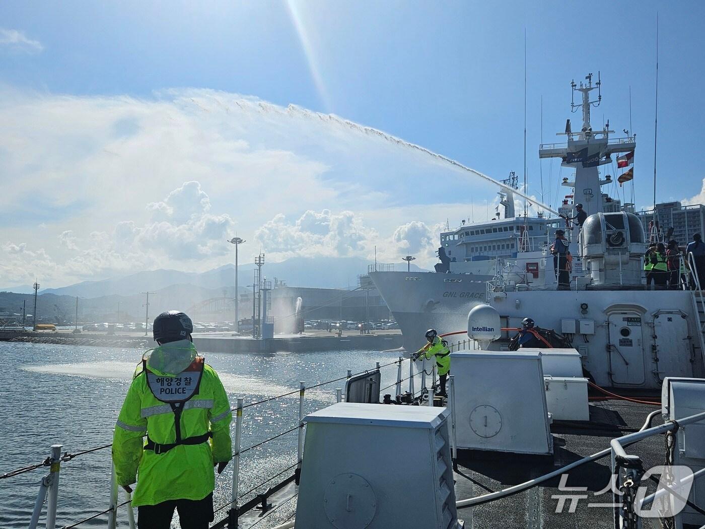 본문 이미지 - 속초해경, 대규모 합동 수난대비기본훈련 실시.&#40;속초해경 제공, 재판매 및 DB 금지&#41; 2025.9.29/뉴스1