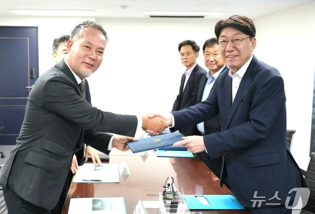 본문 이미지 - 우범기 전주시장&#40;사진 오른쪽&#41;이 29일 전은수 &#40;주&#41;자광 회장을 만나 철저한 사업추진을 당부했다.&#40;전주시 제공, 재판매 및 DB 금지&#41;/뉴스1