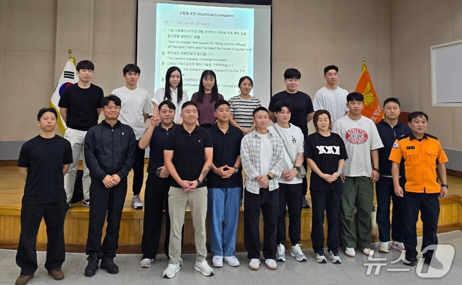 본문 이미지 - 경북 포항남부소방서 119 대원들이 미 해병대원들에게서 실용 영어회화 특별교육을 받는다. &#40;포항남부소방서 제공, 재판매 및 DB금지&#41; 2025.9.29/뉴스1