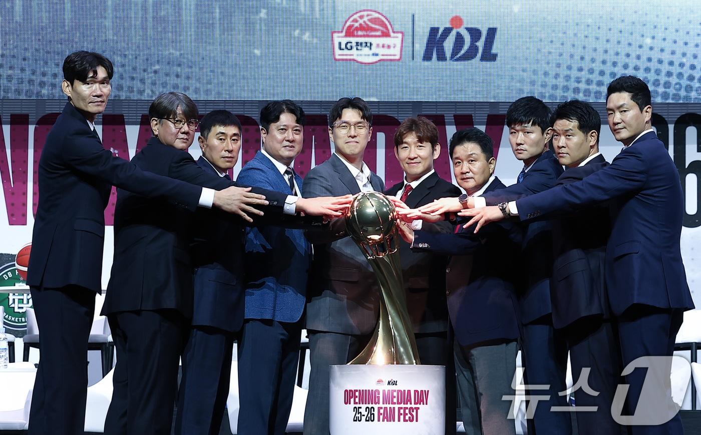 29일 서울 용산구 블루스퀘어에서 열린 2025-26 LG전자 프로농구 개막 미디어데이&팬페스트에서 원주 DB 김주성 감독&#40;왼쪽부터&#41;, 고양 소노 손창환 감독, 부산 KCC 이상민 감독, 수원 KT 문경은 감독, 서울 삼성 김효범 감독, 울산 현대모비스 양동근 감독, 안양 정관장 유도훈 감독, 대구 한국가스공사 강혁 감독, 창원 LG 조상현 감독, 서울 SK 전희철 감독이 포즈를 취하고 있다. 2025.9.29/뉴스1 ⓒ News1 김성진 기자