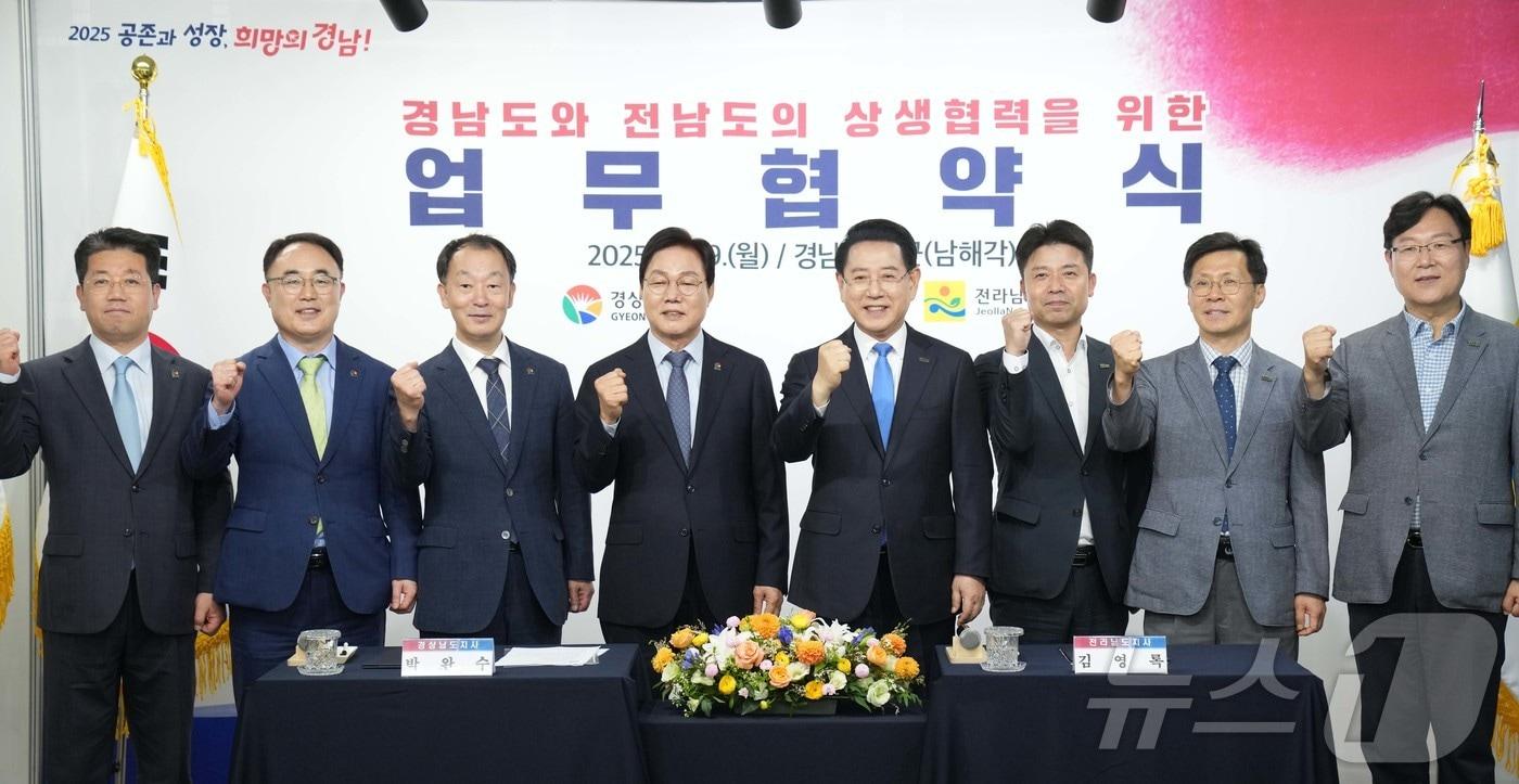 김영록 전라남도지사가 29일 경남 남해대교 남해각에서 박완수 경상남도지사와 전남-경남 미래 성장동력 확보를 위한 업무협약을 체결한 뒤 관계자들과 기념촬영을 하고 있다.&#40;전남도 제공. 재판매 및 DB금지&#41; 2025.9.29/뉴스1 