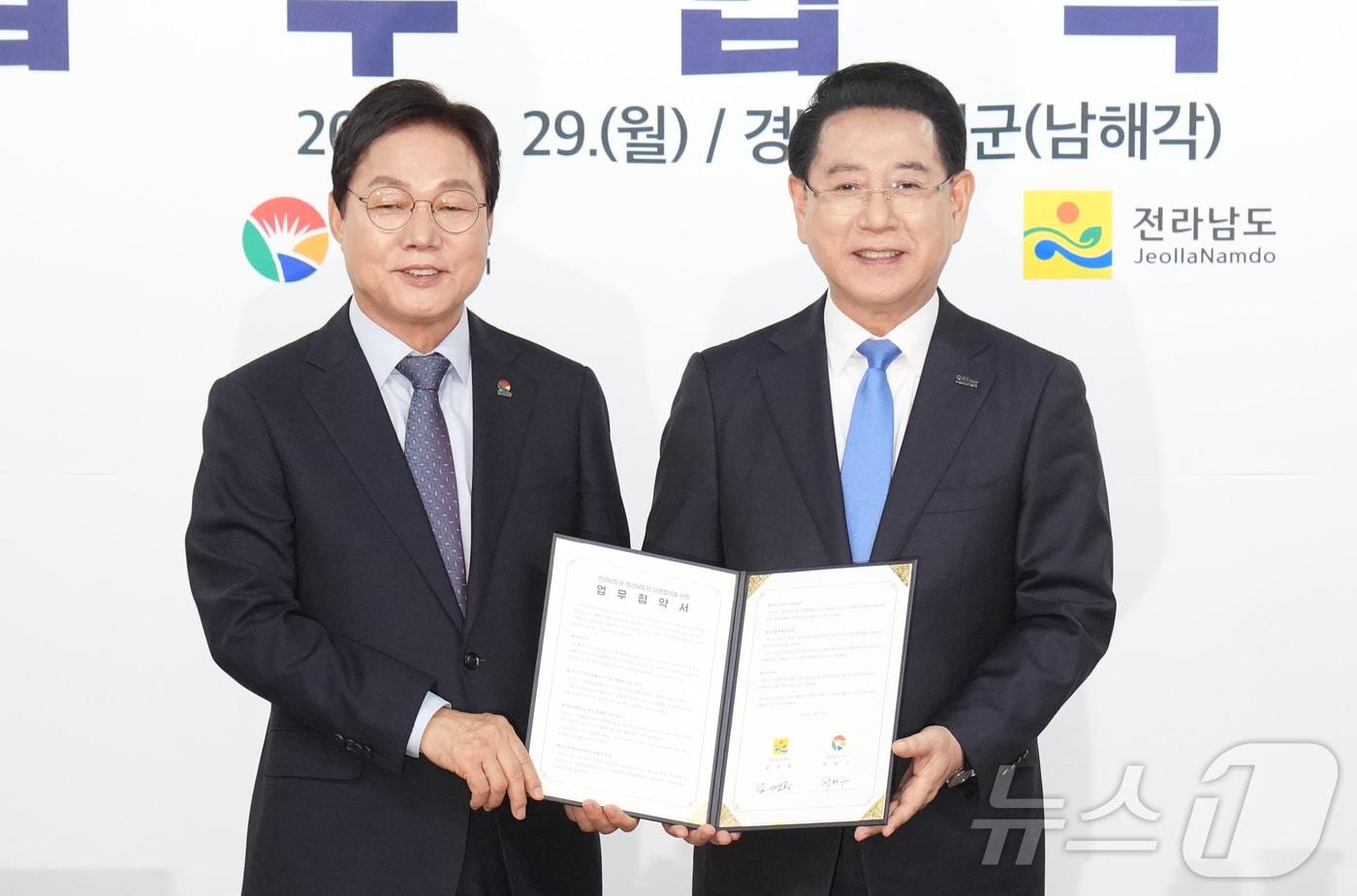 김영록 전라남도지사가 29일 경남 남해대교 남해각에서 박완수 경상남도지사와 전남-경남 미래 성장동력 확보를 위한 업무협약을 체결하고 있다.&#40;전남도 제공. 재판매 및 DB금지&#41; 2025.9.29/뉴스1 
