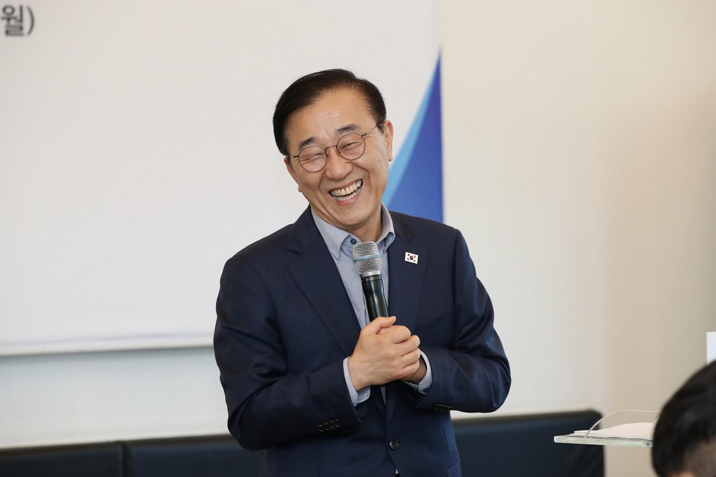 김윤덕 국토교통부 장관이 29일 세종정부청사 인근에서 열린 출입 기자 간담회에서 기자들의 질문에 답하고 있다(국토교통부 제공).뉴스1 ⓒ News1