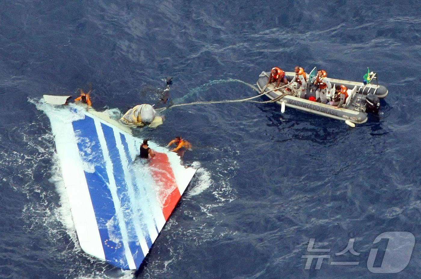 2009년 6월 8일 브라질 잠수부들이 리우데자네이루에서 파리로 비행 중 대서양 상공에 추락한 에어프랑스 A330 항공기의 꼬리 부분을 수거하는 모습. ⓒ AFP=뉴스1