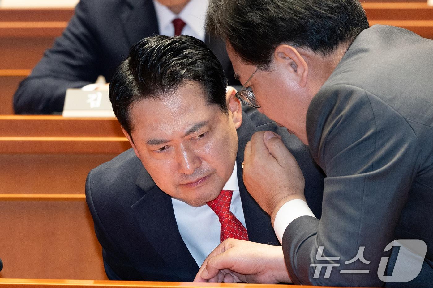 장동혁 국민의힘 대표가 29일 서울 여의도 국회에서 열린 정책 의원총회에서 송언석 원내대표의 말을 듣고 있다. 2025.9.29/뉴스1 ⓒ News1 이승배 기자