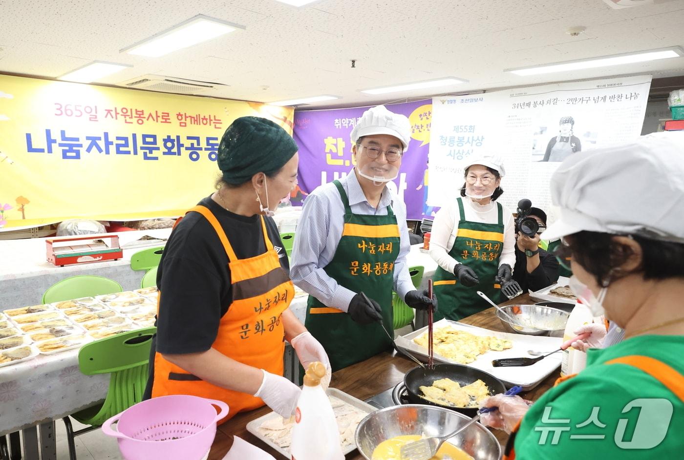 29일 오전 시흥시체육관에서김동연 경기도지사와 나눔자리문화공동체 봉사단이 음식만들기를 하고 있다.(경기도 제공. 재판매 및 DB금지)