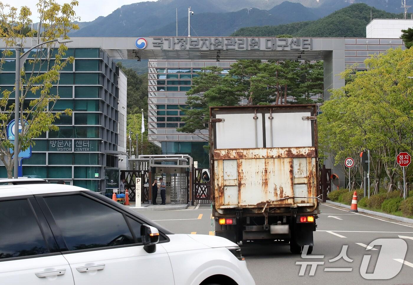 29일 오후 대구 동구 국가정보자원관리원 대구센터 주변에 차량이 분주히 오가고 있다. 정부는 국가정보자원관리원 대전 본원에서 발생한 화재로 전소된 96개 시스템을 대구센터의 민관협력형 클라우드로 이전해 복구할 계획이다. 복구에는 약 4주가 소요될 것으로 알려졌다. 이날 오후 윤호중 행정안전부 장관이 대구센터를 직접 방문해 점검에 나섰다. 2025.9.29/뉴스1 ⓒ News1 공정식 기자