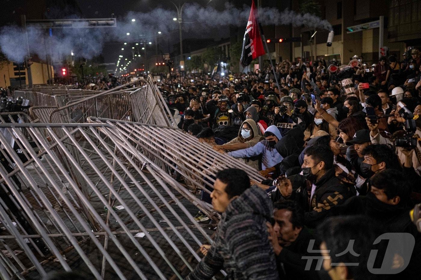 27일&#40;현지시간&#41; 페루 리마에서 연금 개혁안에 반대하는 반정부 시위대가 경찰과 충돌하고 있다. 2025.09.27. ⓒ AFP=뉴스1 ⓒ News1 윤다정 기자