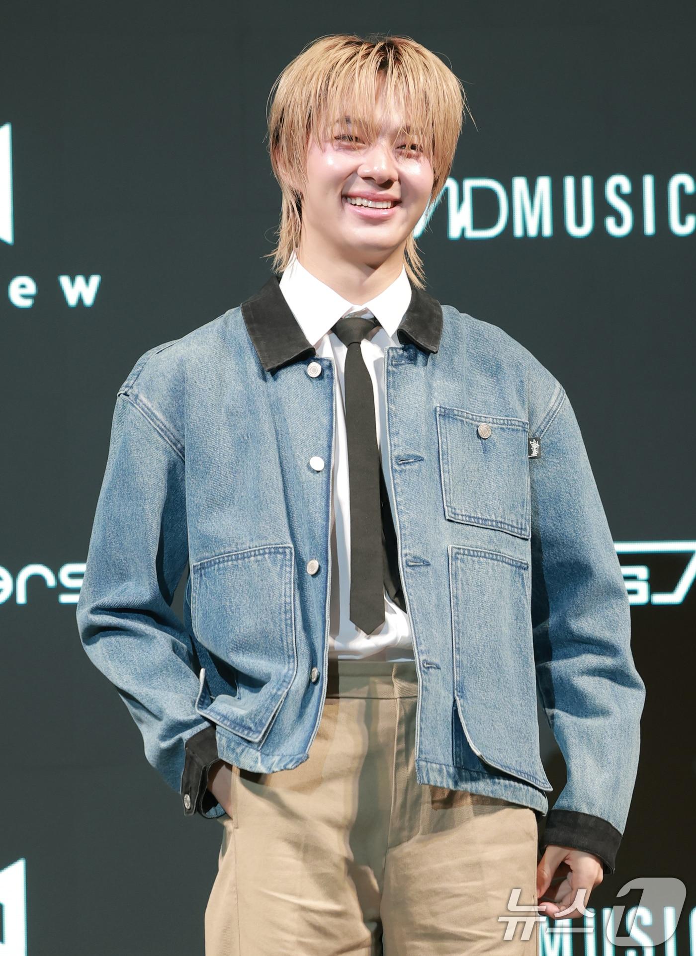 본문 이미지 - 태국의 ‘국민 아들’ 누뉴 차와린이 29일 서울 강남구 라움 체임버홀에서 가진 한국 데뷔 싱글 ‘LEAVE ME WITH YOUR LOVE’의 발매 기념 기자간담회에 참석해 포즈를 취하고 있다. 2025.9.29/뉴스1 ⓒ News1 권현진 기자