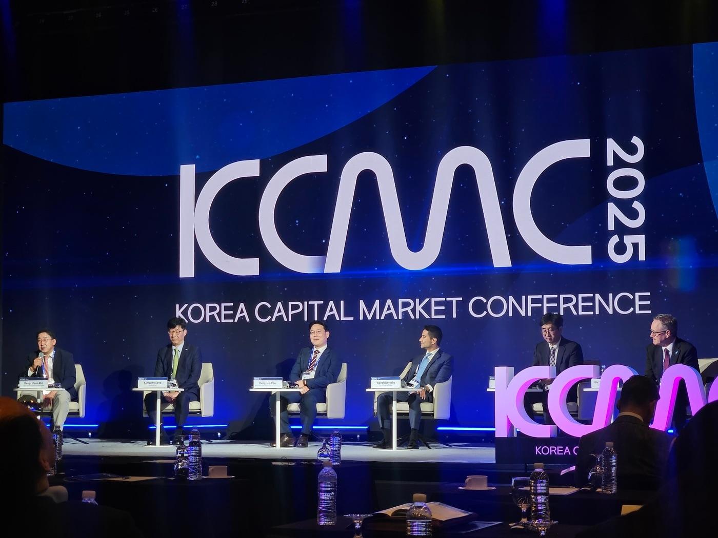 본문 이미지 - 29일 열린 서울 웨스틴조선호텔에서 열린 '한국 자본시장 콘퍼런스 2025'(KCMC 2025)에서  '거래시간 연장 등 제도 개선'을 주제로 패널토론이 진행되고 있다. 2025.9.29/뉴스1 ⓒ News1 문헤원 기자