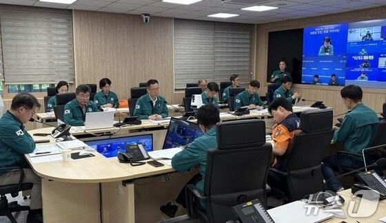 본문 이미지 - 지난 26일 대전에 위치한 국가정보자원관리원 전산실 화재로 전국 주요 기관의 전산망에 장애가 발생한 가운데, 여중협 강원도 행정부지사가 27일 오후 도청에서 대응을 위한 재난안전대책본부 회의를 주재했다. (강원도 제공. 재판매 및 DB금지) 2025.9.27/뉴스1