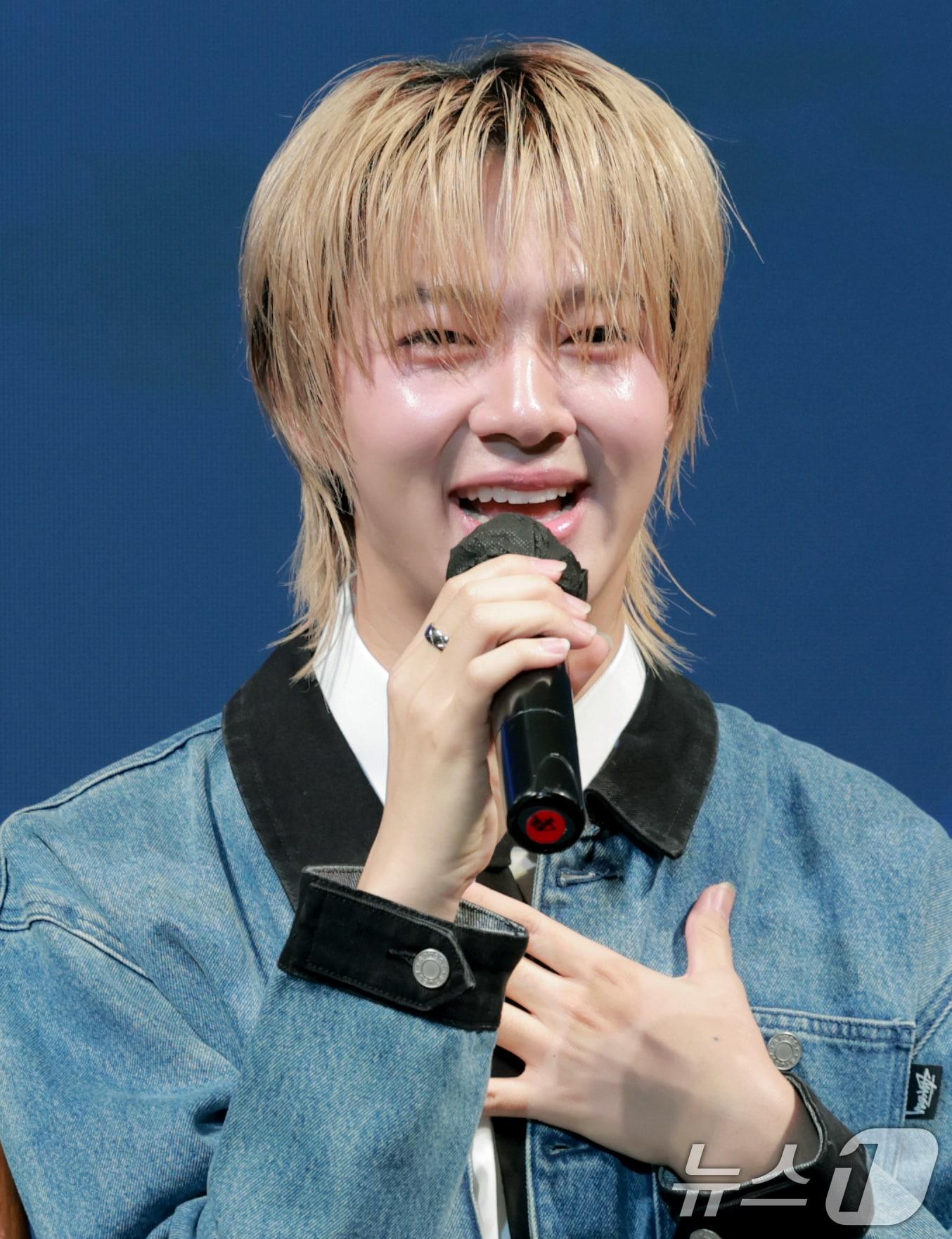 본문 이미지 - 태국의 ‘국민 아들’ 누뉴 차와린이 29일 서울 강남구 라움 체임버홀에서 가진 한국 데뷔 싱글 ‘LEAVE ME WITH YOUR LOVE’의 발매 기념 기자간담회에 참석해 취재진 질문에 답하고 있다. 2025.9.29/뉴스1 ⓒ News1 권현진 기자