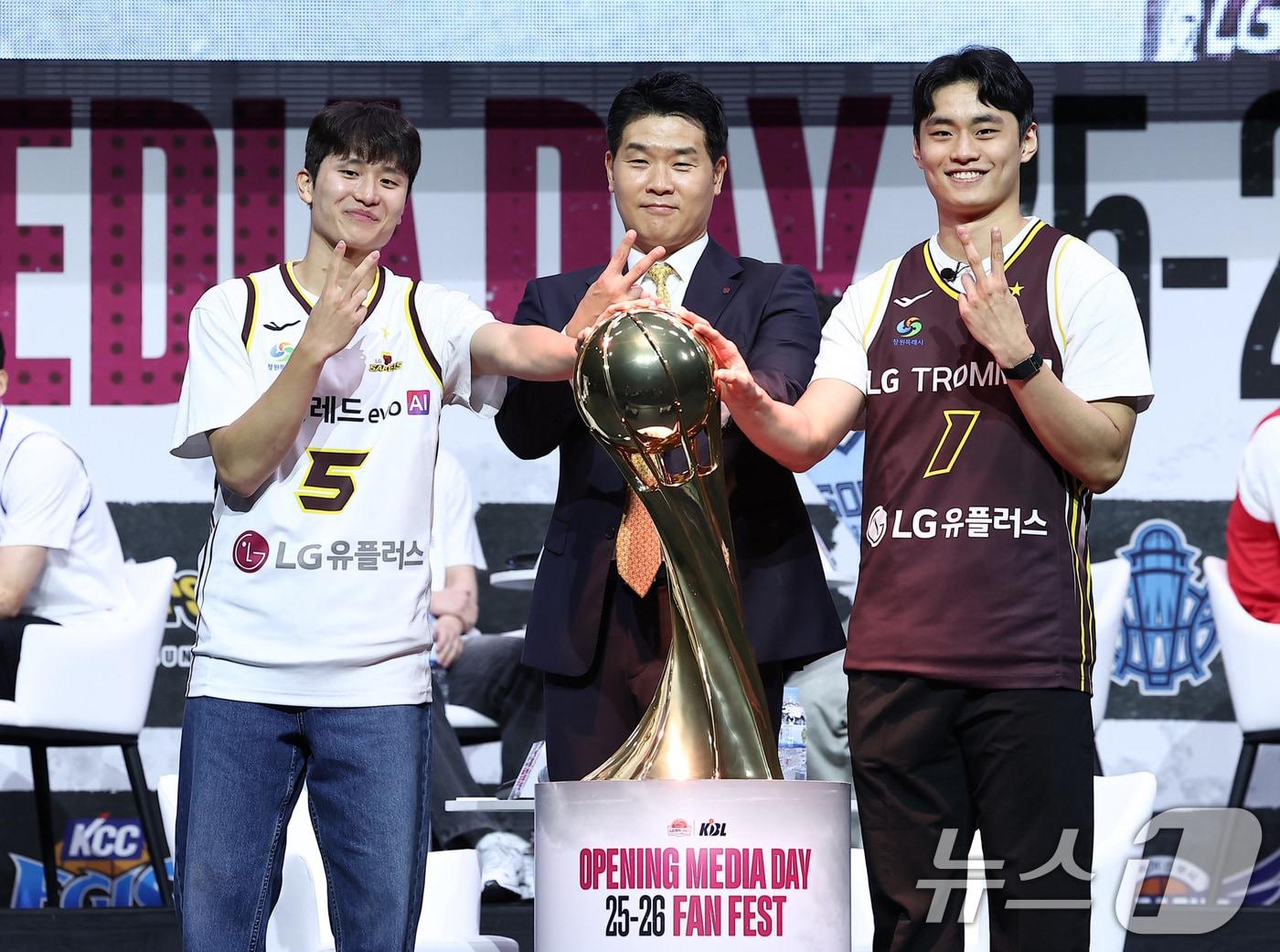본문 이미지 - 창원LG 양준석, 조상현 감독, 유기상이 29일 서울 용산구 블루스퀘어에서 열린 2025-26 LG전자 프로농구 개막 미디어데이&팬페스트에서 기념촬영을 하고 있다. 2025.9.29 ⓒ 뉴스1 김성진 기자