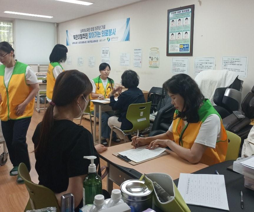 본문 이미지 - 남북하나재단은 29일 창립 15주년과 추석을 맞아 무연고 탈북민이 안치된 예원 추모관을 방문해 홀로 생을 마감하신 분들의 삶을 기억하며 추모하는 행사를 진행했다. &#40;남북하나재단 제공&#41;