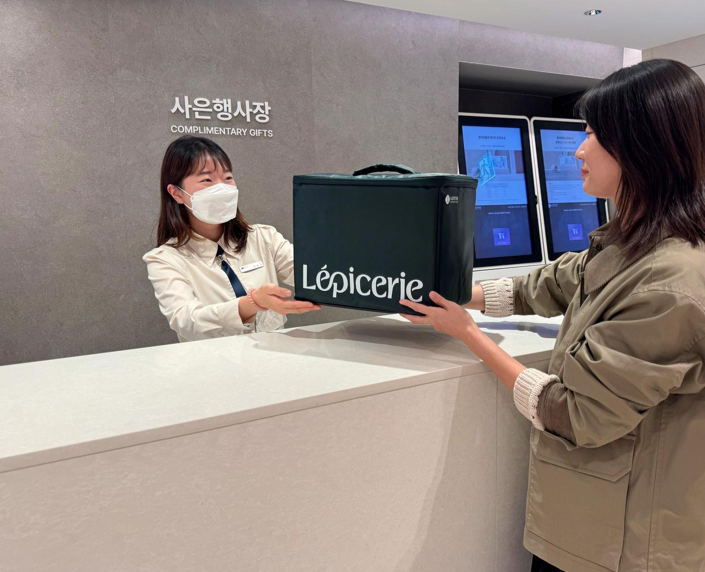 본문 이미지 - 서울시 중구 소공동에 위치한 롯데백화점 본점 지하 1층 사은행사장에서 보랭 가방을 반납하는 모습.&#40;롯데백화점 제공&#41;