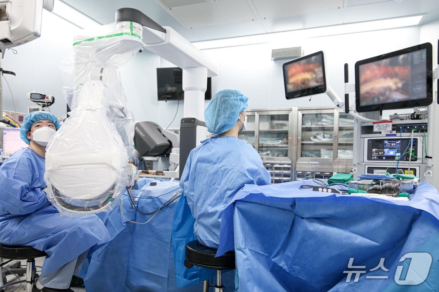 지난 26일, 고대안산병원 유방내분비외과 장영우 교수가 GOSTA 기법으로 측경부임파선곽청술 라이브 서저리를 집도하고 있다.&#40;고려대학교안산병원 제공&#41;