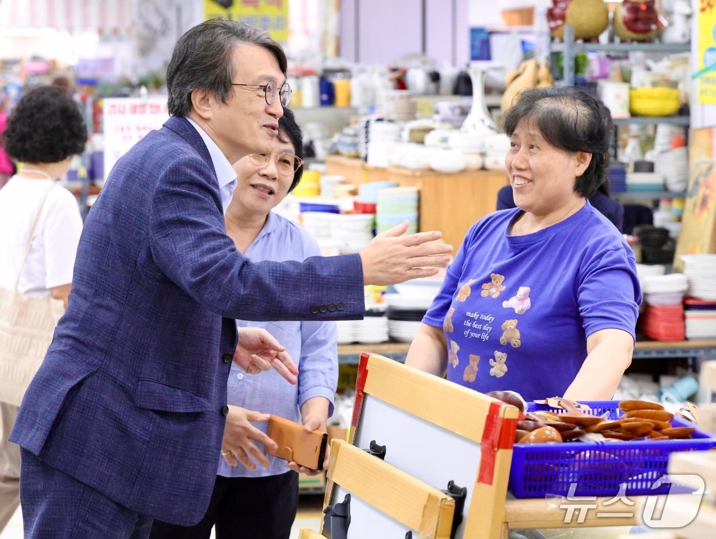 본문 이미지 - 29일 김의겸 새만금청장이 추석을 맞아 새만금 지역 전통시장을 찾은 가운데 상인들과 이야기를 나누고 있다.(새만금개발청 제공. 재판매 및 DB금지)/뉴스1 