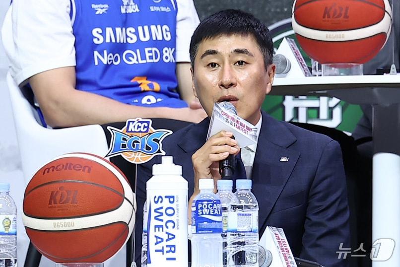 본문 이미지 - 부산 KCC 이상민 감독이 29일 서울 용산구 블루스퀘어에서 열린 2025-26 LG전자 프로농구 개막 미디어데이&팬페스트에서 출사표를 밝히고 있다. 2025.9.29/뉴스1 ⓒ News1 김성진 기자