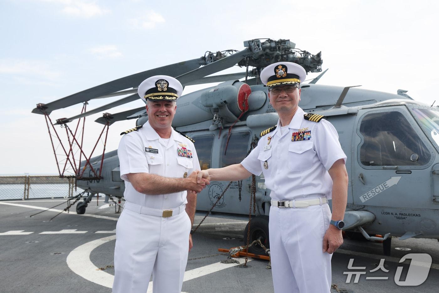 29일 해군작전사령부 부산작전기지에 정박해 있는 미 해군7함대 1만9600톤급 상륙지휘함 ‘블루릿지함’에서 루이스 카탈리나 함장과 강형구 해군작전사령부 전투발전참모처장이 인터뷰 종료 후 악수하고 있다. &#40;국방일보 제공&#41;