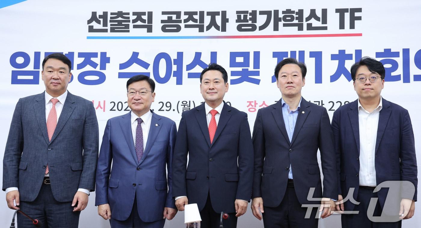 장동혁 국민의힘 대표가 29일 서울 여의도 국회에서 열린 선출직 공직자 평가혁신 TF임명장 수여식에서 참석자들과 기념 촬영을 하고 있다. 2025.9.29/뉴스1 ⓒ News1 신웅수 기자