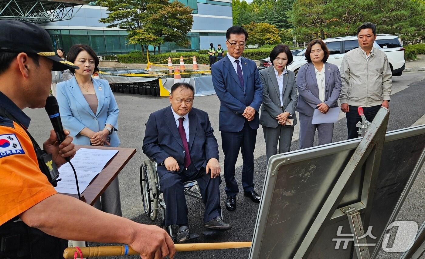 이상민 시당위원장, 조원휘 대전시의회 의장 등 의원들이 현장을 점검하고 있다.&#40;국민의힘 대전시당 제공. 재판매 및 DB금지&#41;/뉴스1