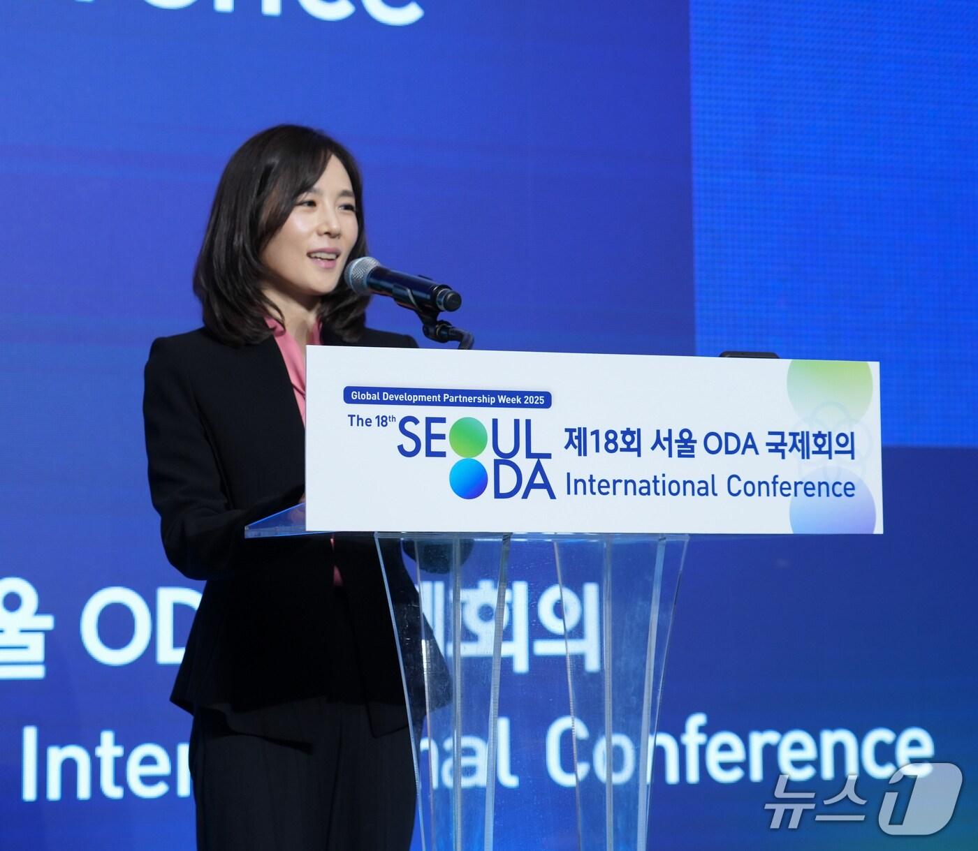 본문 이미지 -  김진아 외교부 제2차관은 29일 서울 롯데호텔에서 개최된 제18회 서울 공적개발원조(ODA) 국제회의에서 환영사를 실시했다. 2025.09.29. (외교부 제공)