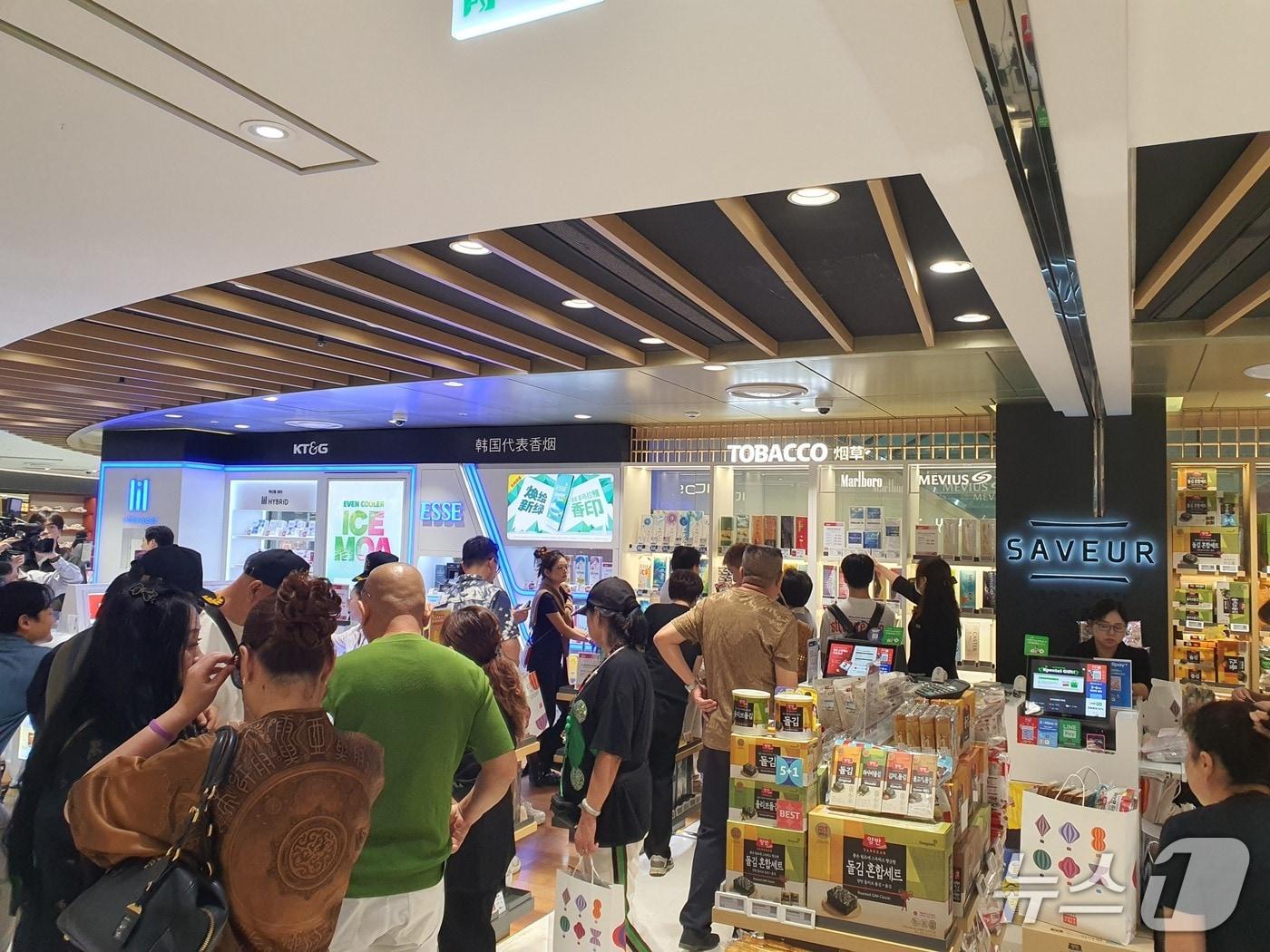 본문 이미지 - 29일 오후 롯데면세점 명동본점의 식품·담배 판매 구역에 중국인 단체 관광객들이 대거 방문해 쇼핑하고 있다.