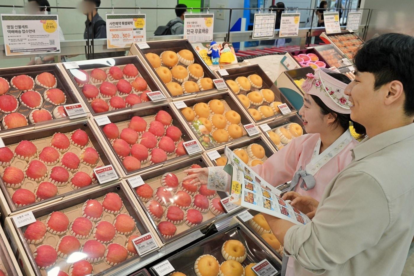 롯데마트 제타플렉스 서울역점에서 선물세트를 홍보하고 있는 모습.&#40;롯데마트 제공&#41;