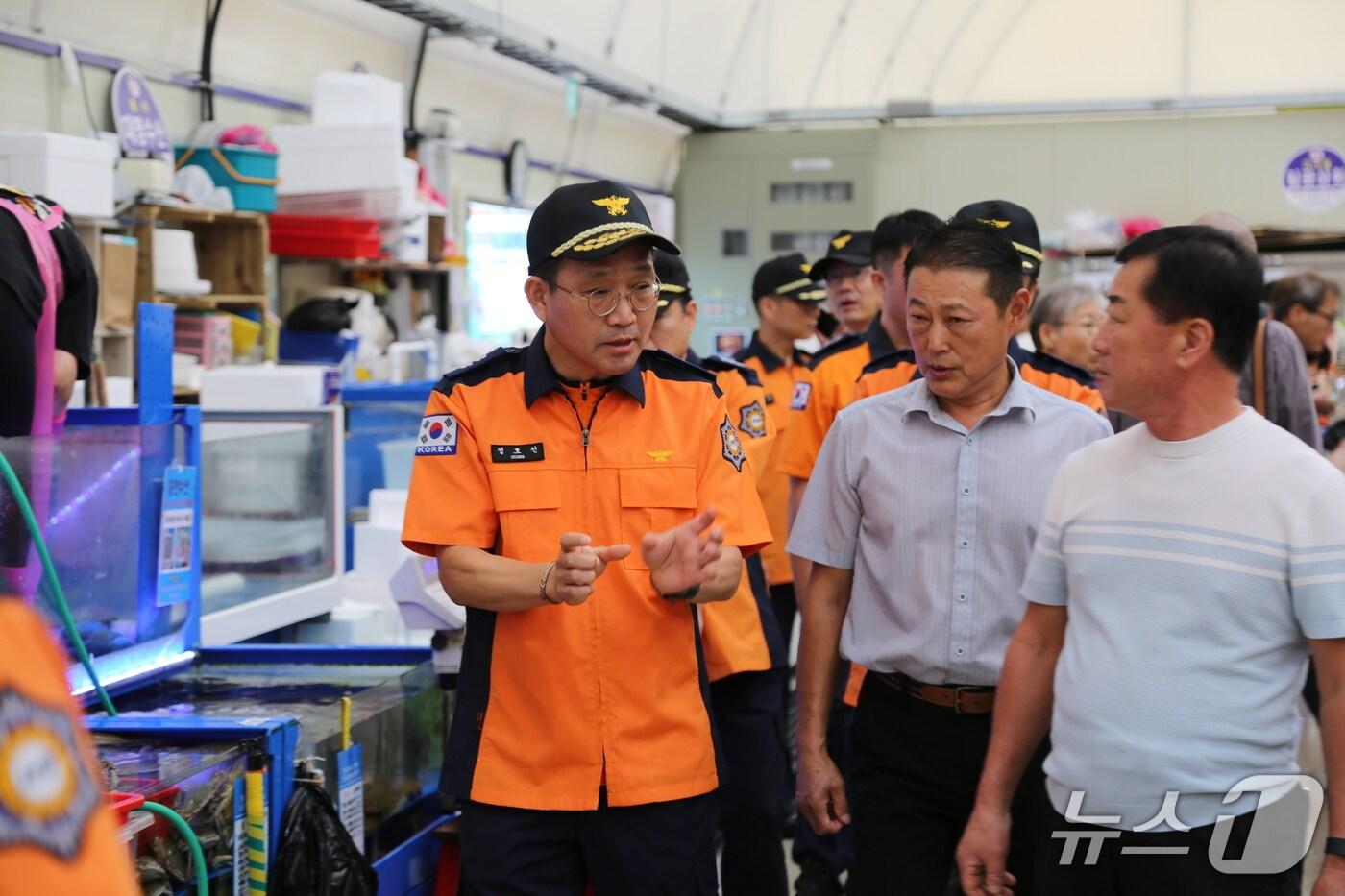  성호선 충남소방본부장이 29일 서천 특화시장을 방문해 화재 예방 안전점검을 실시하고 있다. (충남소방본부 제공, 재판매 및 DB금지) / 뉴스1
