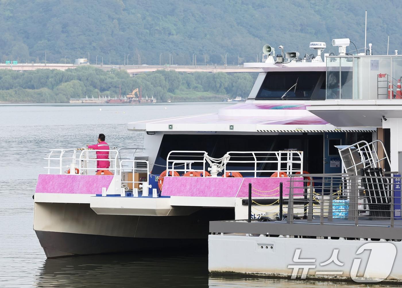 본문 이미지 - 29일 서울 강서구 한강버스 마곡선착장에 한강버스가 정박해 있다. 서울시는 이날부터 한 달간 한강버스에 승객 탑승을 일시 중단하고 성능 고도화와 안정화를 위한 &#39;무승객 시범운항&#39;으로 전환한다. 2025.9.29/뉴스1 ⓒ News1 장수영 기자