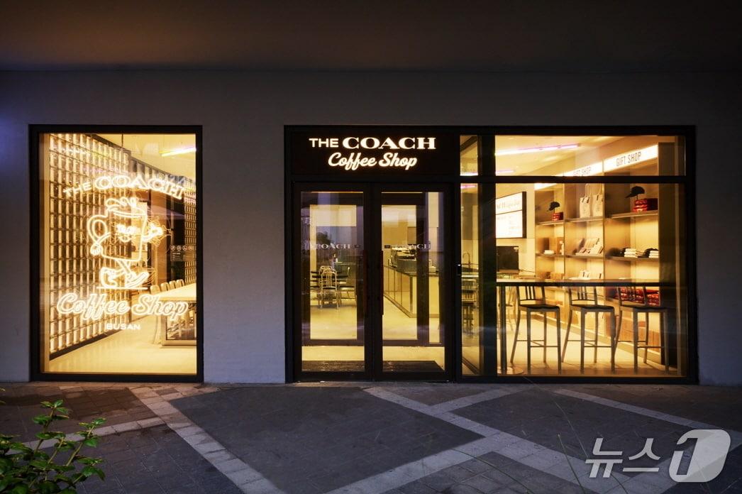본문 이미지 - 롯데몰 동부산점 코치 카페.(롯데몰 동부산점 제공. 재판매 및 DB 금지)