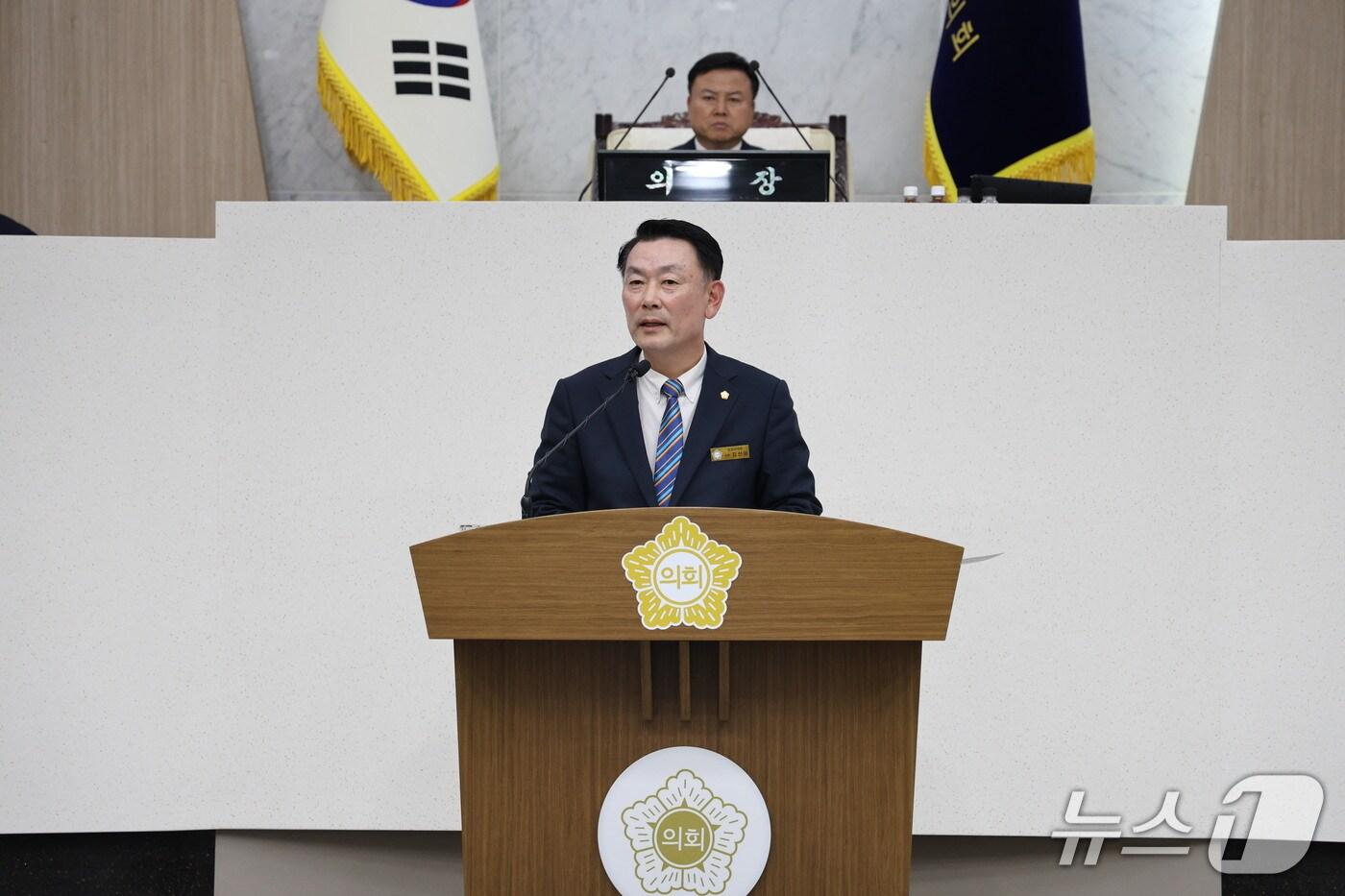 제123회 임시회 제1차 본회의에서 ‘제2서해대교 건설 재추진 촉구 건의안’ 을 김선호 의원이 대표 발의하고 있다.(당진시의회 제공. 재판매 및 DB금지)2025.9.29/뉴스1