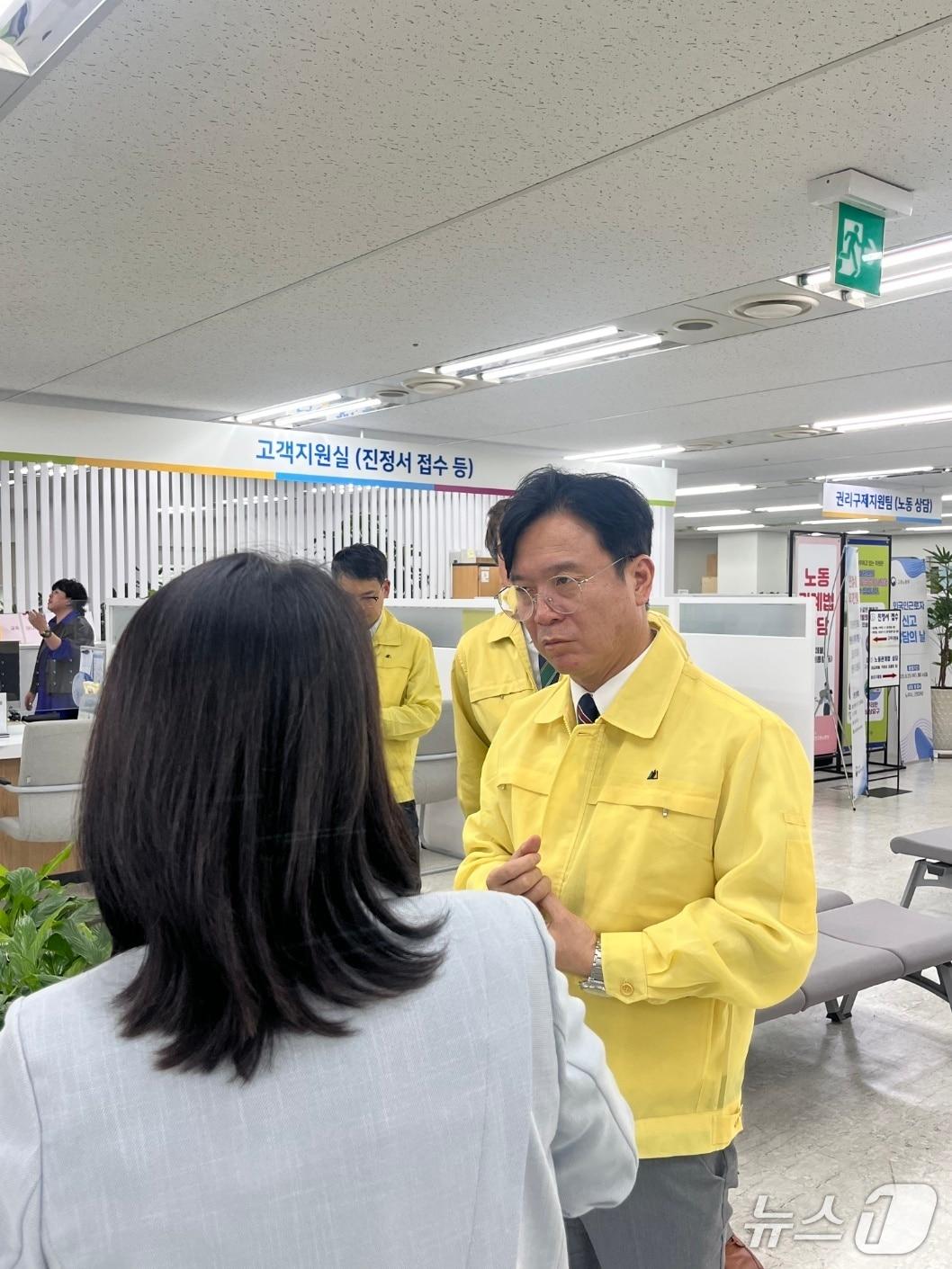 본문 이미지 - 김영훈 노동부 장관이 노동청 민원접수 현장을 돌아보고 있다. (사진제공=고용노동부) 