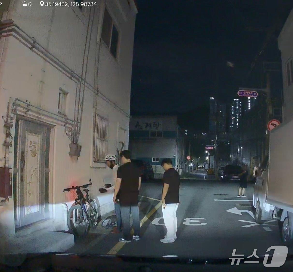 본문 이미지 - 지난 12일 김진수·석인환 교통행정과 주무관이 자전거를 타다 쓰러진 주민들 돕고 있다.(사상구 제공. 재판매 및 DB 금지)