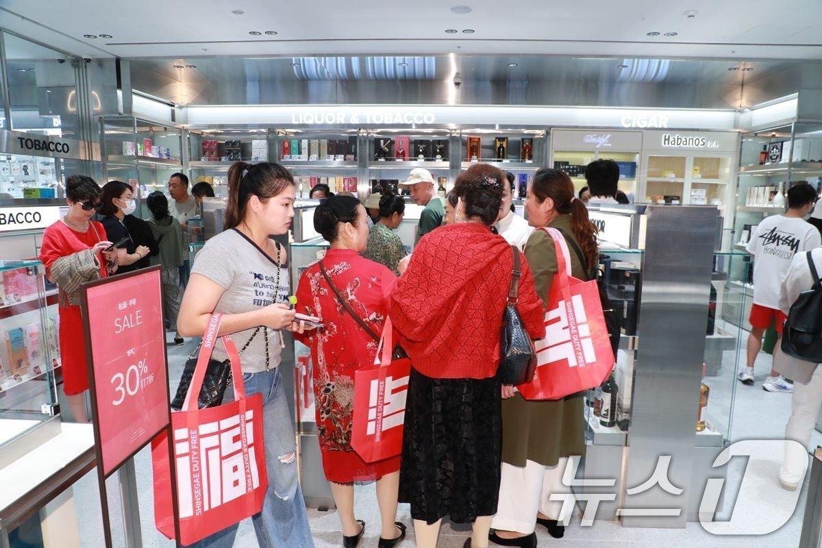 본문 이미지 - 관세청과 &#40;사&#41;한국면세점협회는 29일부터 11월 30일까지 전국 공항만 면세점 및 시내면세점에서 ‘코리아듀티프리페스타&#40;Korea Duty-Free FESTA&#41;’를 개최한다. 사진은 중국 단체관광 무비자 정책 시행 첫날인 29일 서울 중구 신세계면세점 명동점에서 관광객들이 쇼핑을 하는 모습.  &#40;신세계면세점 제공. 재판매 및 DB 금지&#41; 2025.9.29/뉴스1