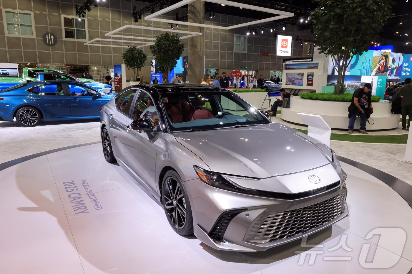2023년 11월 미국 로스앤젤레스(LA) 오토쇼 기자간담회장에 전시된 도요타의 대표 중형 세단 '캠리'의 모습(자료사진). 2023.11.16. ⓒ 로이터=뉴스1 ⓒ News1 김성식 기자
