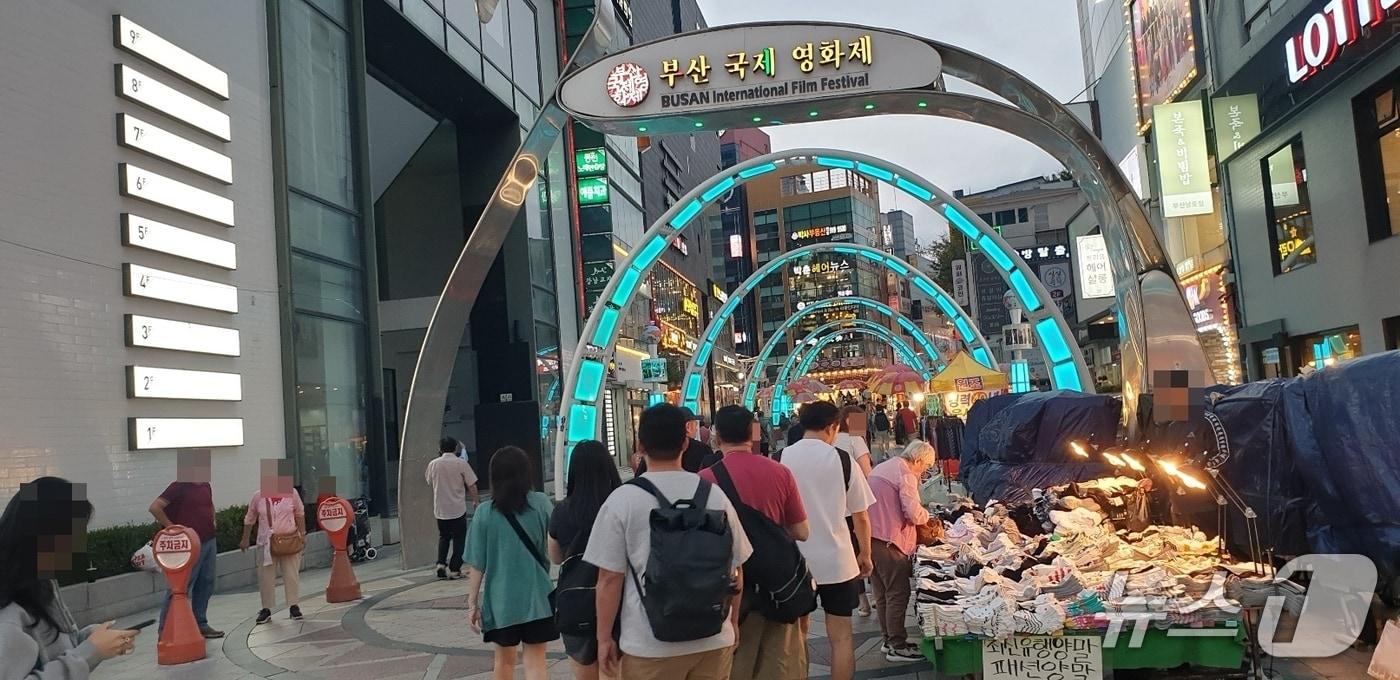 29일 부산 중구의 국제 영화제 거리에서 관광객들이 발걸음을 옮기고 있다. 2025.9.29 ⓒ 뉴스1 김태형 기자