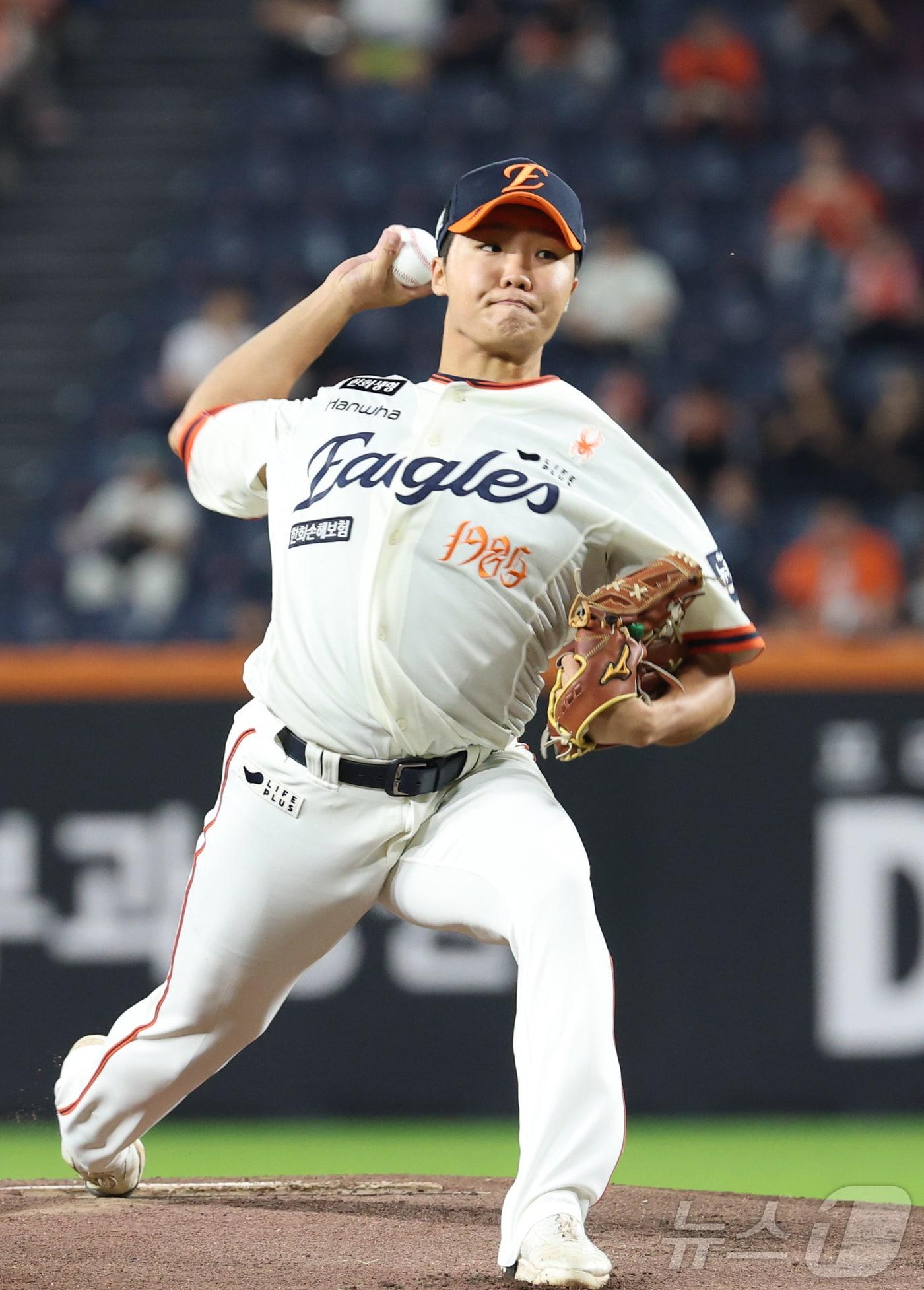 본문 이미지 - 29일 대전 한화생명볼파크에서 열린 프로야구 &#39;2025 신한 SOL 뱅크 KBO리그&#39; 한화이글스 대 LG트윈스 경기에서 한화 선발 정우주가 투구하고 있다. 2025.9.29/뉴스1 ⓒ News1 김기남 기자