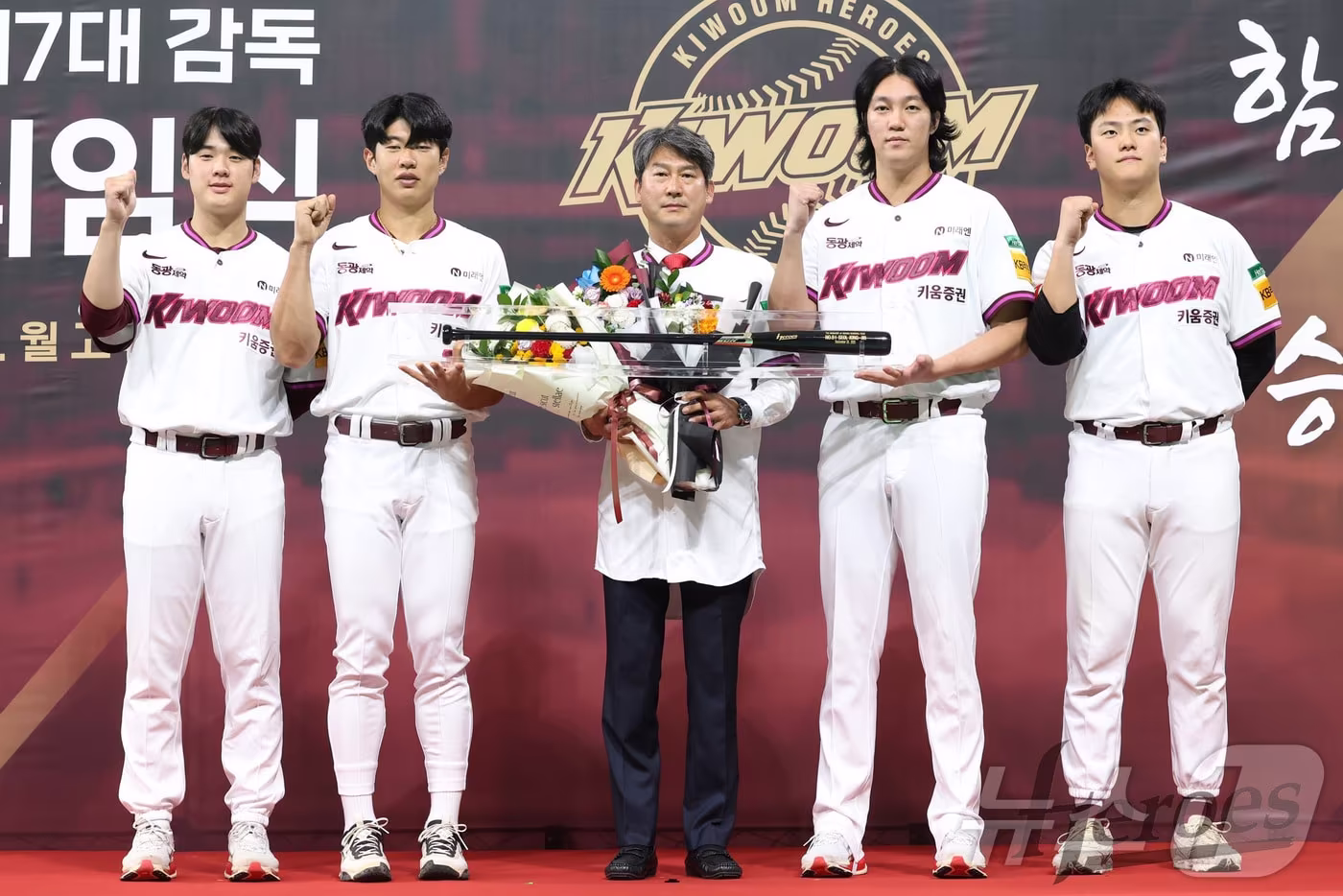 설종진 키움 히어로즈 신임 감독(왼쪽 두번째)이 29일 서울 구로구 고척스카이돔에서 열린 취임식에서 선수들과 기념촬영을 하고 있다. (키움 히어로즈 제공. 재판매 및 DB 금지) 2025.9.29/뉴스1