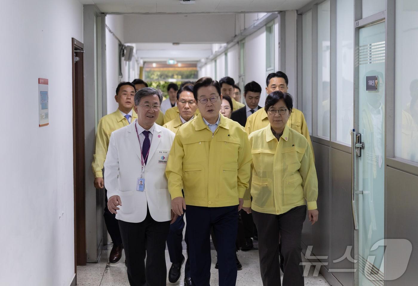 이재명 대통령이 지난 29일 서울 중구 국립중앙의료원에서 열린 응급의료현장 간담회에 참석하고 있다. 사진 왼쪽부터 서길준 국립중앙의료원장, 이 대통령, 정은경 보건복지부 장관. &#40;대통령실 제공. 재판매 및 DB 금지&#41; 2025.9.29/뉴스1 ⓒ News1 이재명 기자