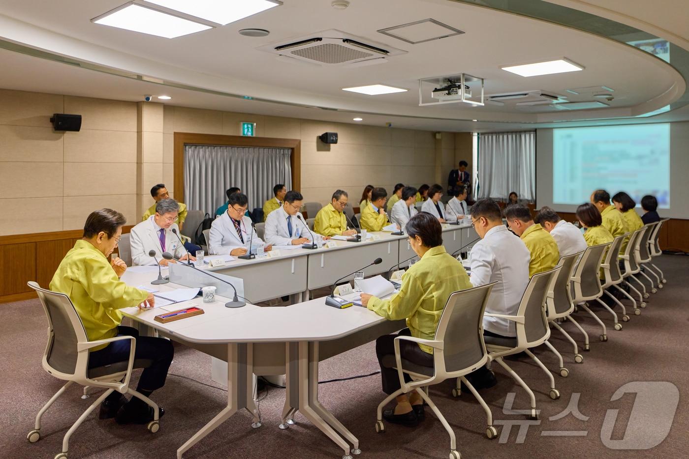 이재명 대통령이 지난 29일 서울 중구 국립중앙의료원에서 열린 응급의료현장 간담회에서 관계자의 보고를 듣고 있다. &#40;대통령실 제공. 재판매 및 DB 금지&#41; 2025.9.29/뉴스1 ⓒ News1 이재명 기자