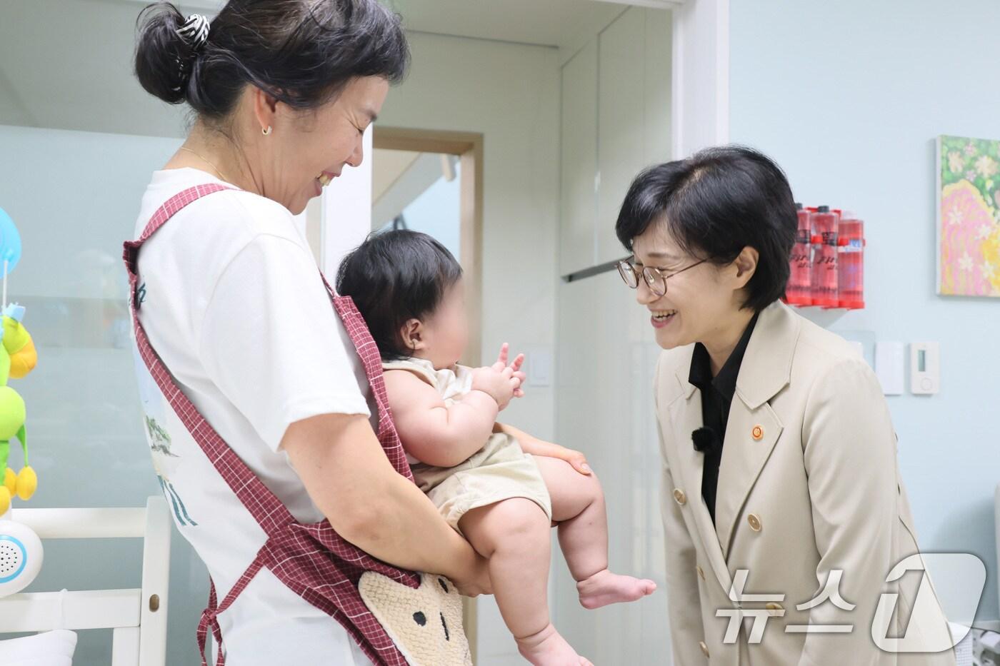 원민경 여성가족부 장관이 29일 오후 한부모가족복지시설인 서울 서대문구 애란원을 방문해 운영현황을 점검하고 있다. &#40;여성가족부 제공. 재판매 및 DB 금지&#41; 2025.9.29/뉴스1 ⓒ News1 구윤성 기자