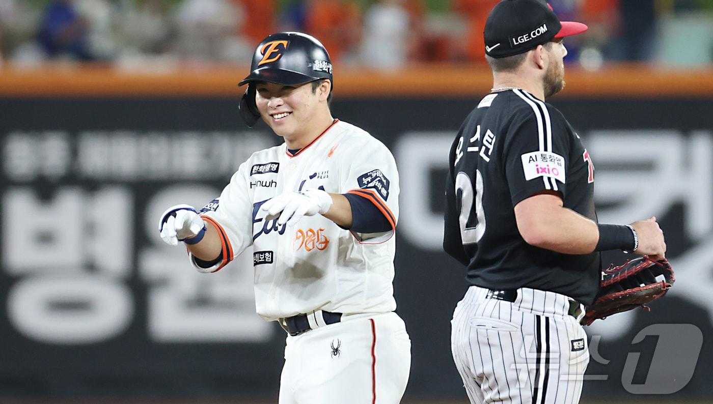 29일 대전 한화생명볼파크에서 열린 프로야구 &#39;2025 신한 SOL 뱅크 KBO리그&#39; 한화이글스 대 LG트윈스 경기에서 한화 문현빈이 3회말 2사 2루타를 치며 환하게 웃고 있다. 2025.9.29/뉴스1 ⓒ News1 김기남 기자