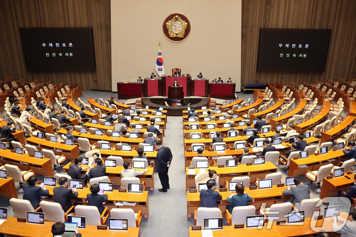 전진숙 더불어민주당 의원이 지난달 29일 서울 여의도 국회에서 열린 제429회 국회&#40;정기회&#41; 제9차 본회의에서 국회에서의 증언·감정 등에 관한 법률 일부개정법률안&#40;대안&#41;에 대한 무제한토론&#40;필리버스터&#41;을 하고 있다. 2025.9.29/뉴스1 ⓒ News1 신웅수 기자
