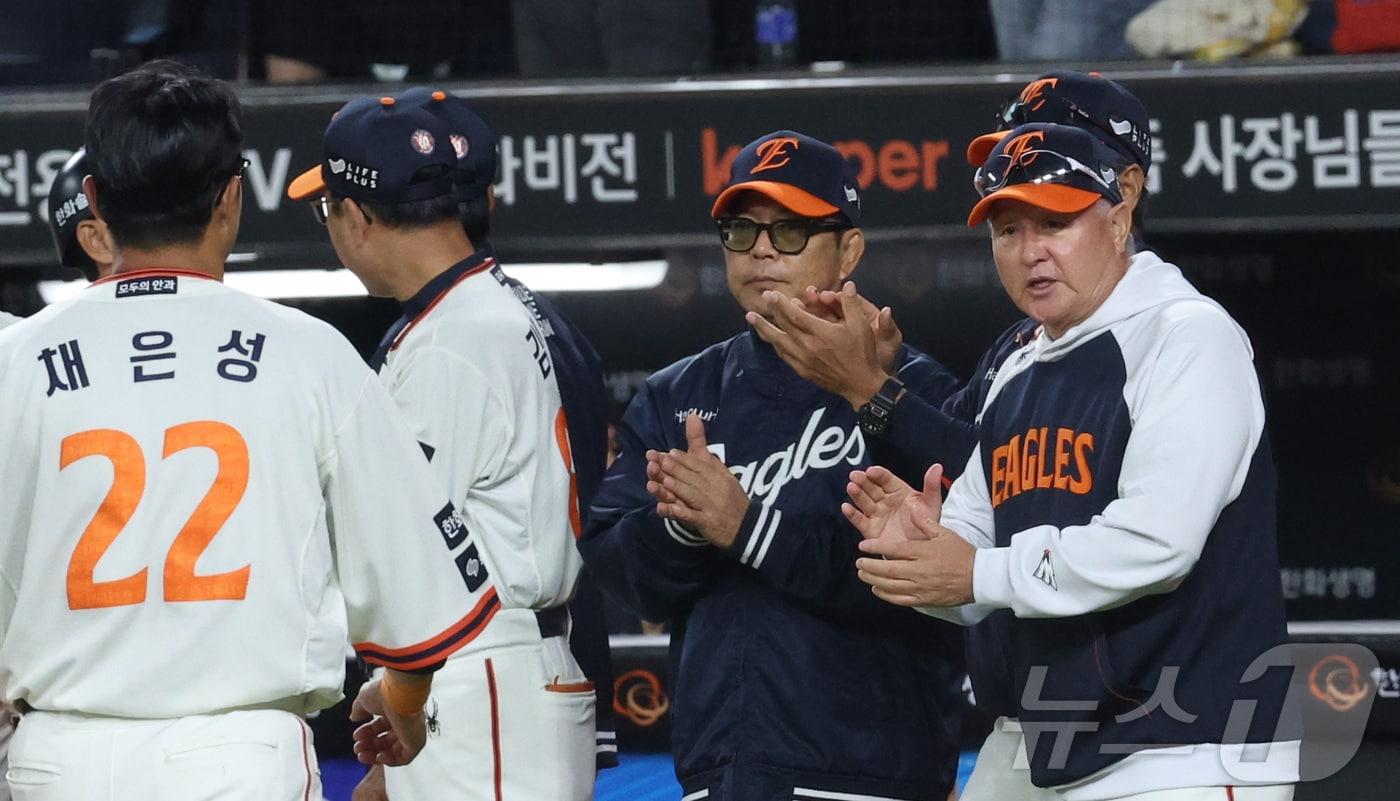 29일 대전 한화생명볼파크에서 열린 프로야구 &#39;2025 신한 SOL 뱅크 KBO리그&#39; 한화이글스 대 LG트윈스 경기에서 한화이글스가 승리하며 김경문 감독이 선수들에게 박수를 보내고 있다. 2025.9.29/뉴스1 ⓒ News1 김기남 기자