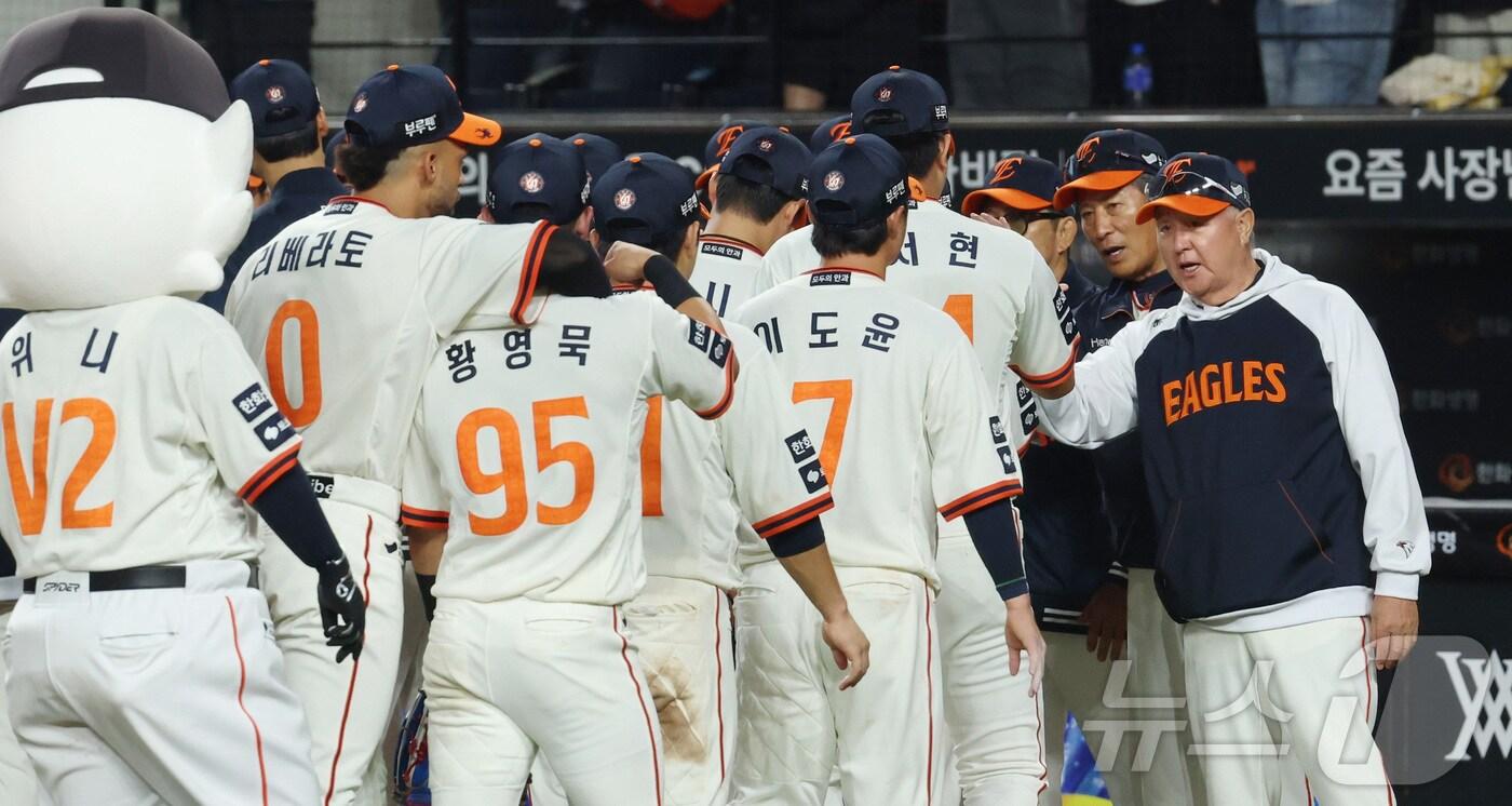 29일 대전 한화생명볼파크에서 열린 프로야구 &#39;2025 신한 SOL 뱅크 KBO리그&#39; 한화이글스 대 LG트윈스 경기에서 한화이글스가 승리하며 김경문 감독이 선수들과 하이파이브를 하고 있다. ⓒ News1 김기남 기자